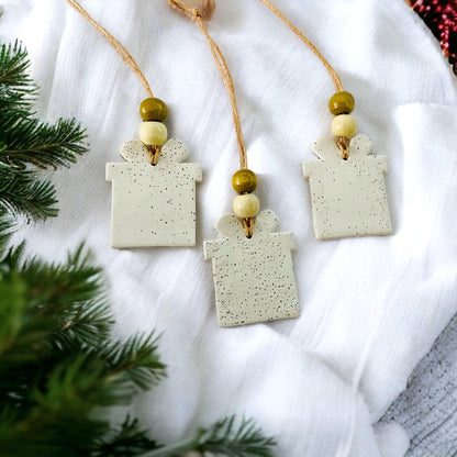 Ornement en forme de cadeau de Noël, fait à la main en argile et sable de plage de Nouvelle-Écosse