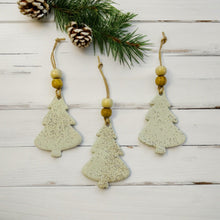 Ornement en forme de sapin de Noël fait à la main en argile et sable de plage de la Nouvelle-Écosse