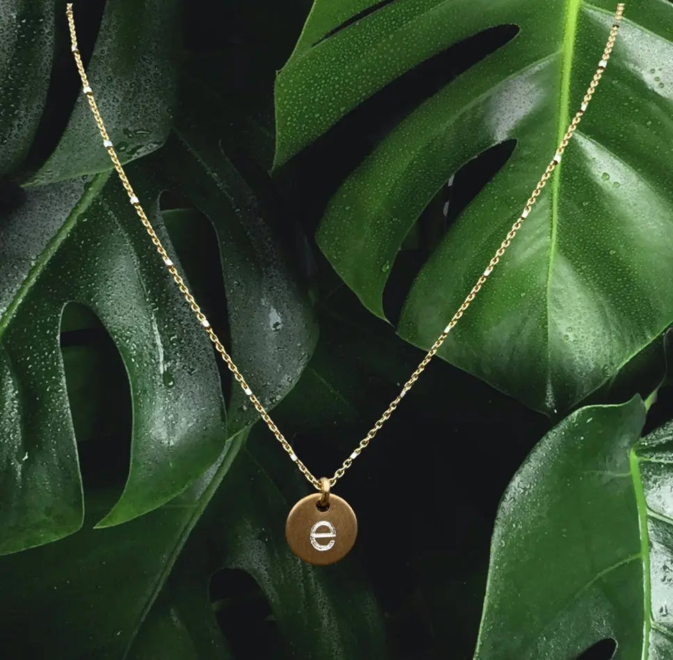 Collier initial étincelant en or jaune