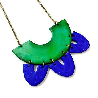 Collier plastron argile verte et bleue, argile polymère faite à la main
