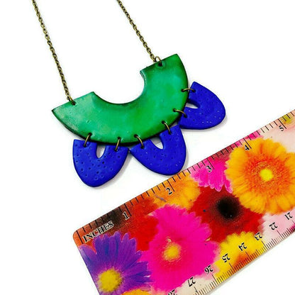 Collier plastron argile verte et bleue, argile polymère faite à la main