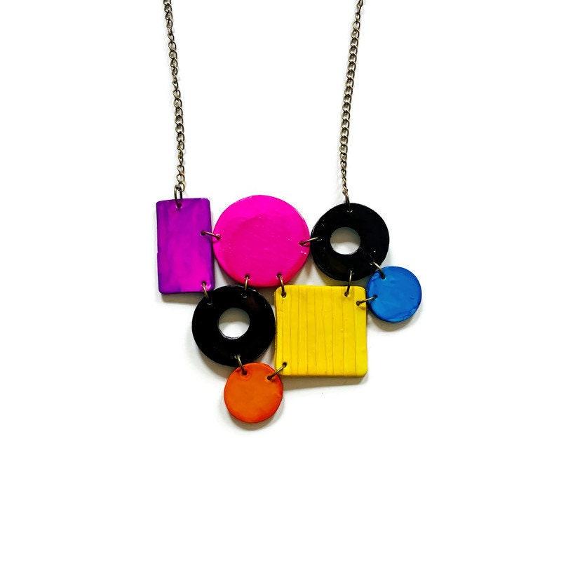 Collier plastron color block peint violet rose noir bleu jaune orange
