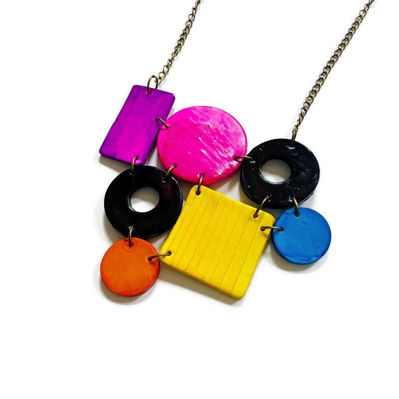 Collier plastron color block peint violet rose noir bleu jaune orange