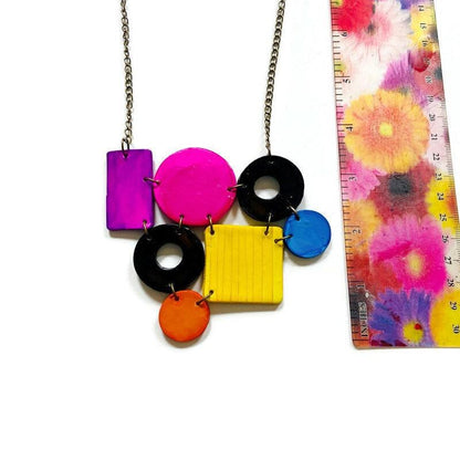 Collier plastron color block peint violet rose noir bleu jaune orange