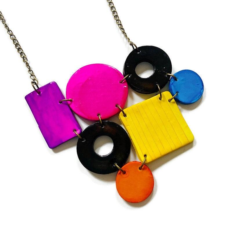 Collier plastron color block peint violet rose noir bleu jaune orange