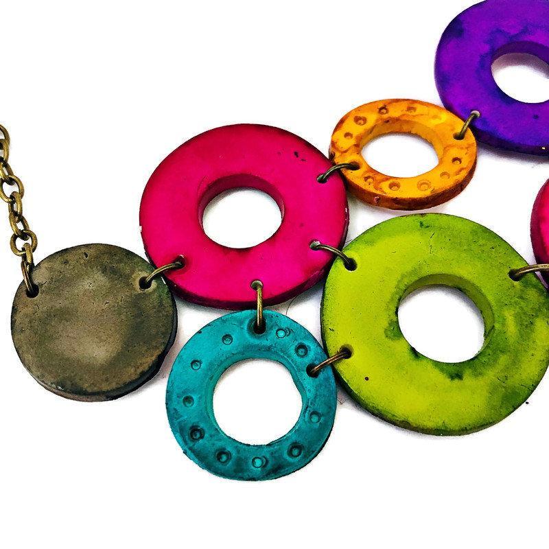 Parure de bijoux cercles entrelacés colorés, collier et boucles d'oreilles tendance, en argile polymère faits main
