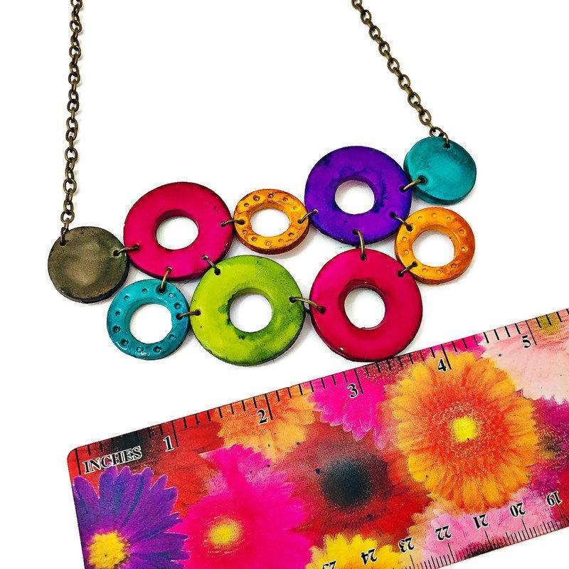Parure de bijoux cercles entrelacés colorés, collier et boucles d'oreilles tendance, en argile polymère faits main
