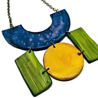 Parure de bijoux géométriques avec collier plastron et grandes boucles d'oreilles