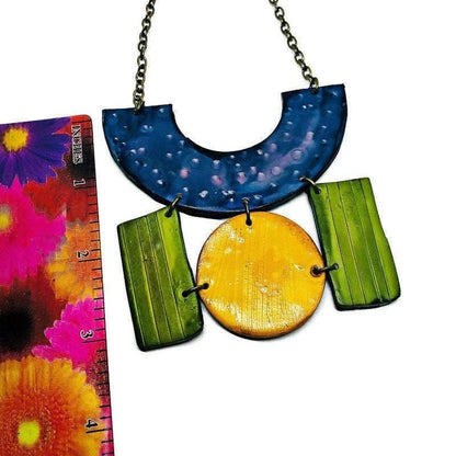 Parure de bijoux géométriques avec collier plastron et grandes boucles d'oreilles