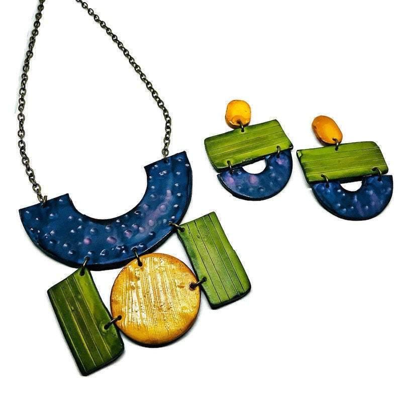 Parure de bijoux géométriques avec collier plastron et grandes boucles d'oreilles