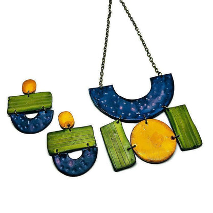 Parure de bijoux géométriques avec collier plastron et grandes boucles d'oreilles