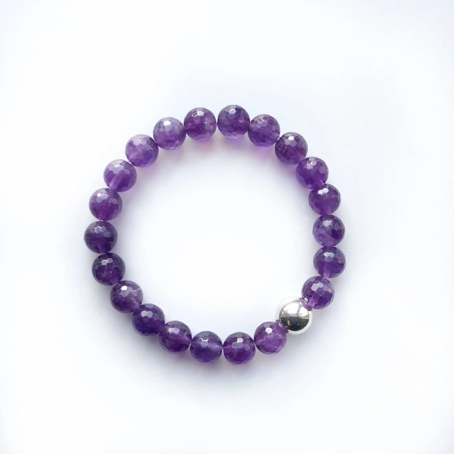 Empilement de bracelets en améthyste