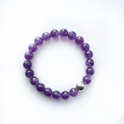 Empilement de bracelets en améthyste