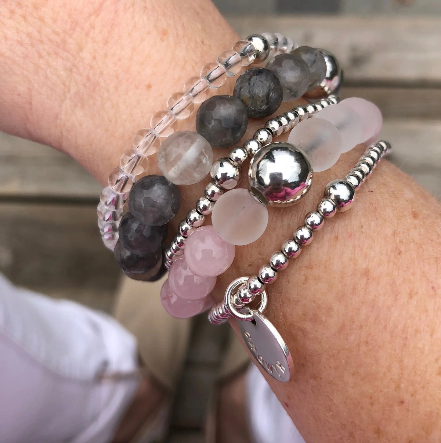 Piles de bracelets Love