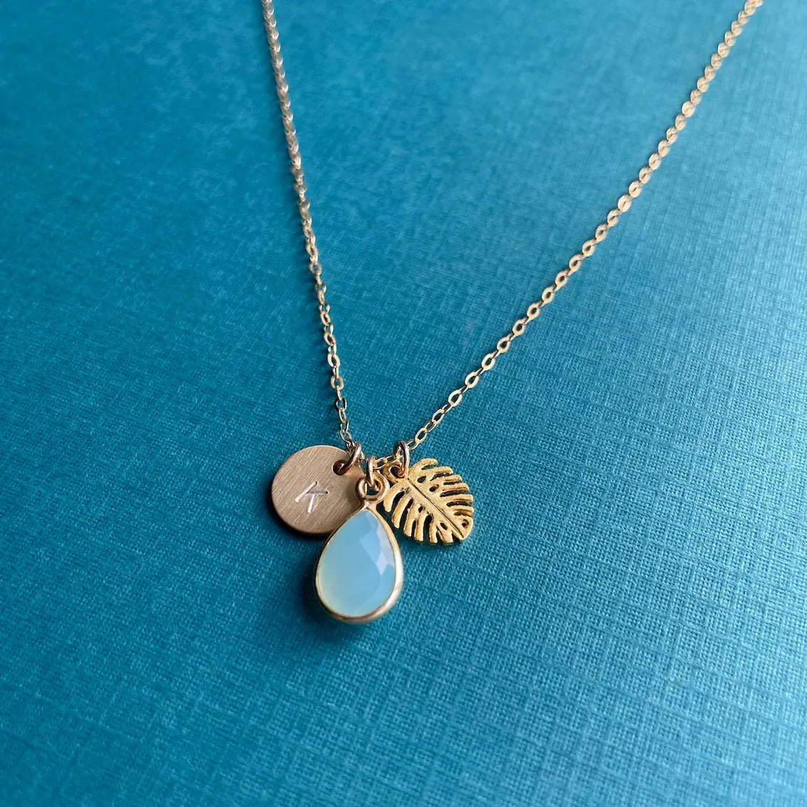 Collier initial en calcédoine de Monstera doré