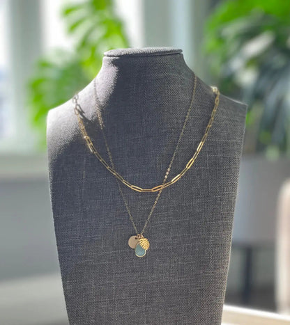 Collier initial en calcédoine de Monstera doré