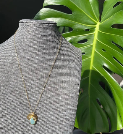 Collier initial en calcédoine de Monstera doré