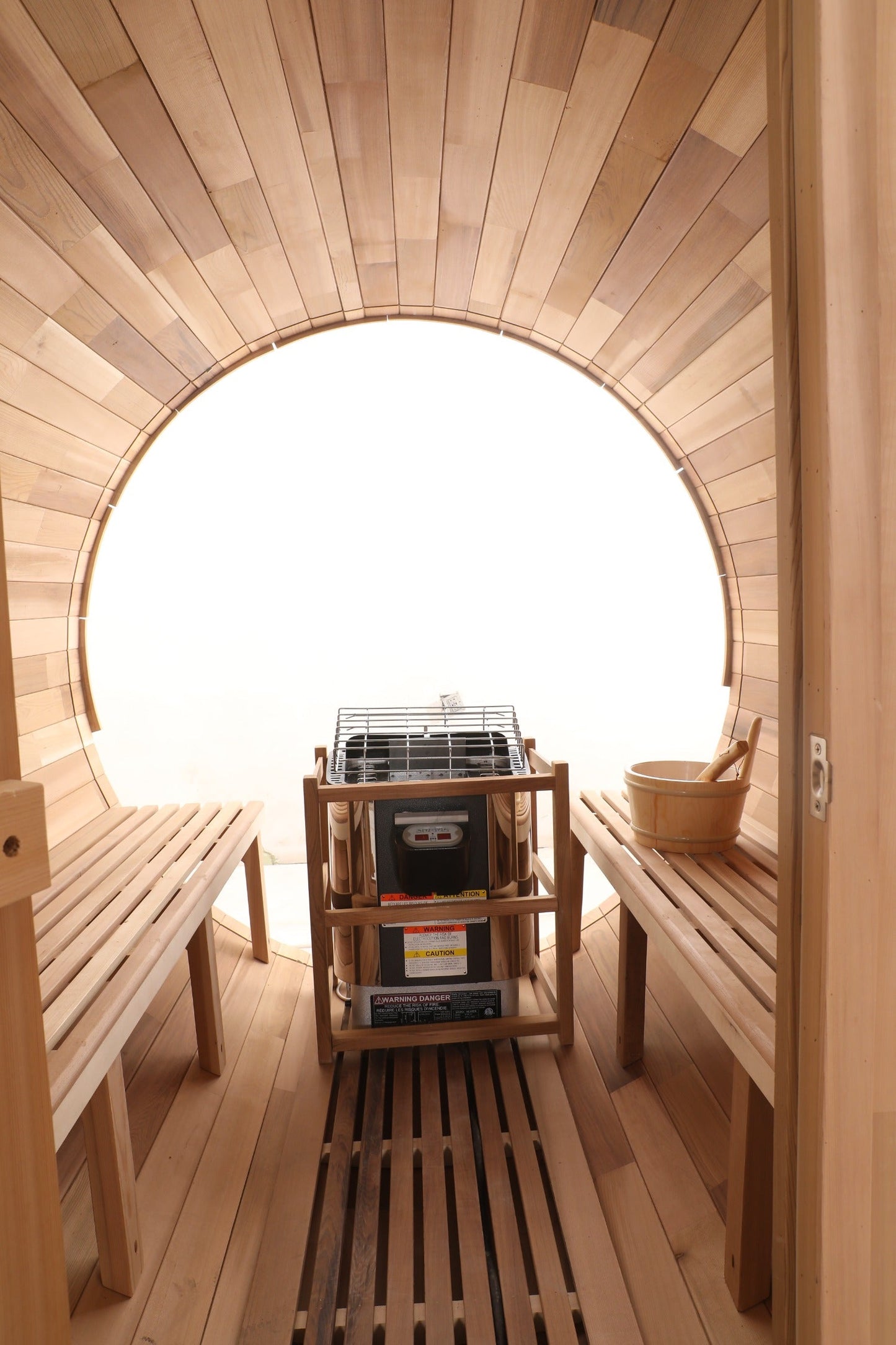 Blisspod | Prague | Sauna tonneau extérieur en cèdre rouge canadien à vapeur | Arrière entièrement vitré | 180cm H x 180cm L x 180cm P | 4-6 personnes