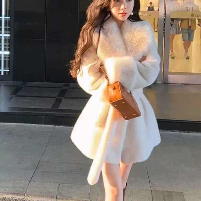 Manteau mi-long en fausse fourr ure pour femme avec grand col en fourrure et ceinture – Élégant manteau enveloppant d'hiver