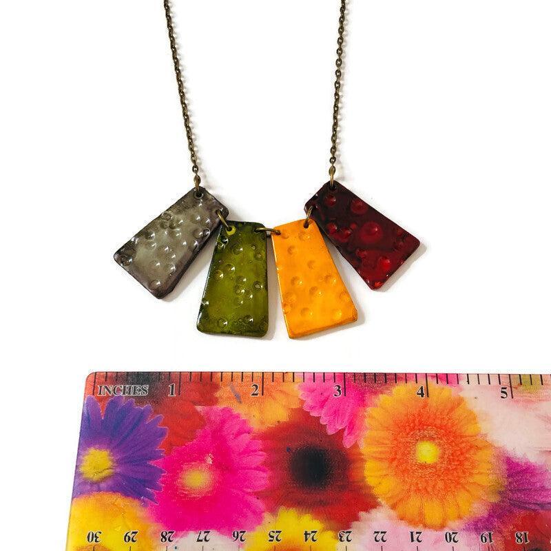 Collier plastron multicolore à franges, fait main en pâte polymère – Audacieux et coloré