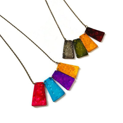 Collier plastron multicolore à franges, fait main en pâte polymère – Audacieux et coloré