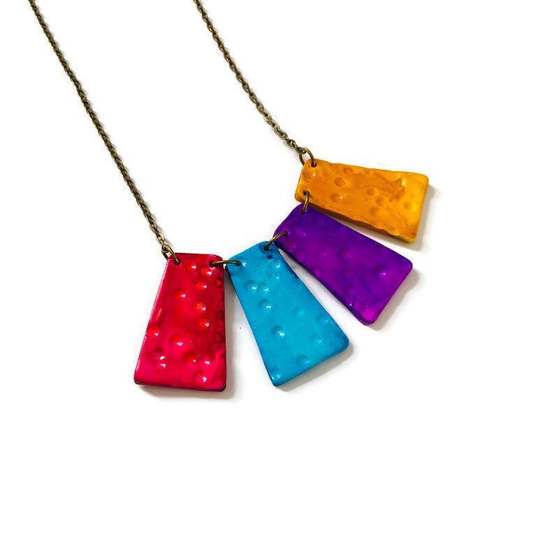 Collier plastron multicolore à franges, fait main en pâte polymère – Audacieux et coloré