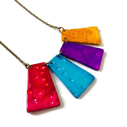 Collier plastron multicolore à franges, fait main en pâte polymère – Audacieux et coloré