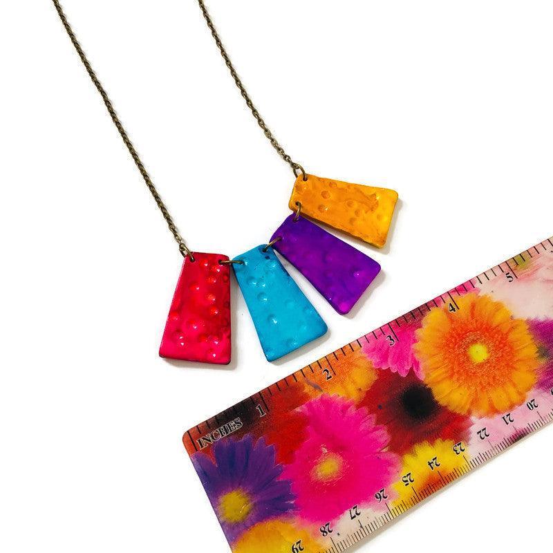 Collier plastron multicolore à franges, fait main en pâte polymère – Audacieux et coloré