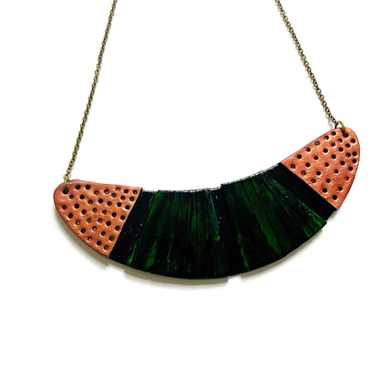 Collier plastron vert émeraude avec accents noirs et cuivrés