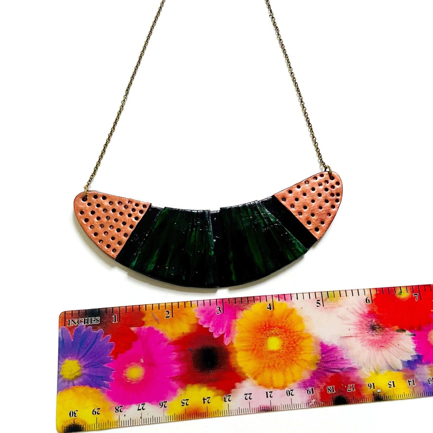 Collier plastron vert émeraude avec accents noirs et cuivrés