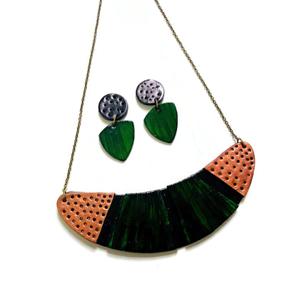 Collier plastron vert émeraude avec accents noirs et cuivrés