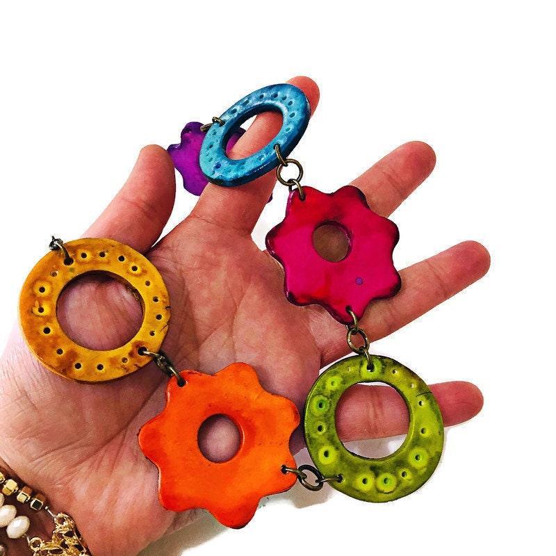 Collier imposant fait main à motif floral vif