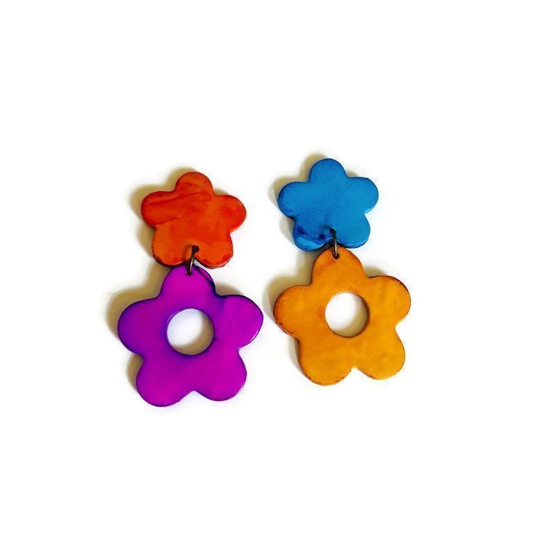Boucles d'oreilles fleuries dépareillées et colorées