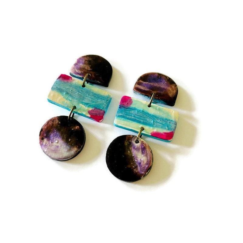 Boucles d'oreilles pendantes originales peintes dans un style abstrait