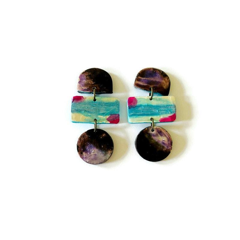Boucles d'oreilles pendantes originales peintes dans un style abstrait