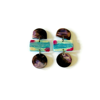 Boucles d'oreilles pendantes originales peintes dans un style abstrait