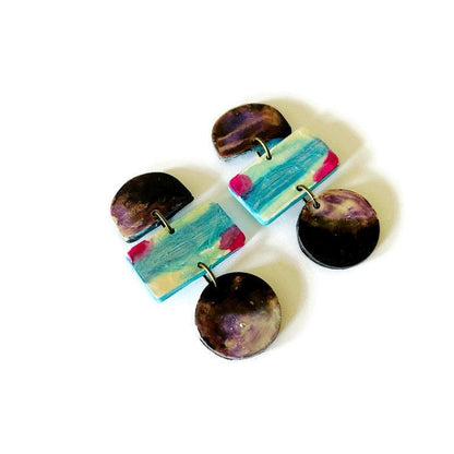 Boucles d'oreilles pendantes originales peintes dans un style abstrait