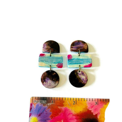 Boucles d'oreilles pendantes originales peintes dans un style abstrait