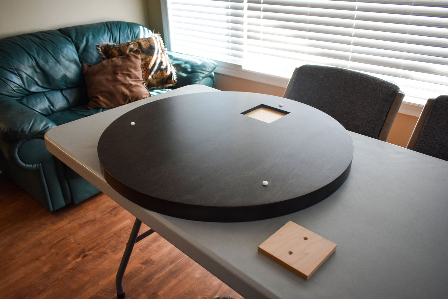 Le jeu de crokinole The Gray Maple par Crokinole Canada - Ensemble de jeu de crokinole de tournoi - Conforme aux normes de la NCA