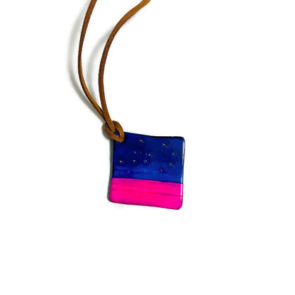 Collier pendentif carré coloré bleu et rose