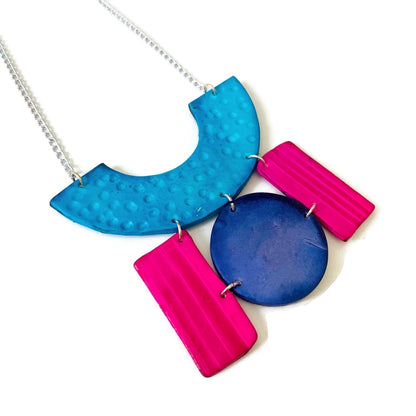 Gros collier plastron en turquoise, bleu jean et rose