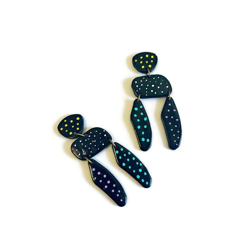 Longues boucles d'oreilles noires à pois colorés