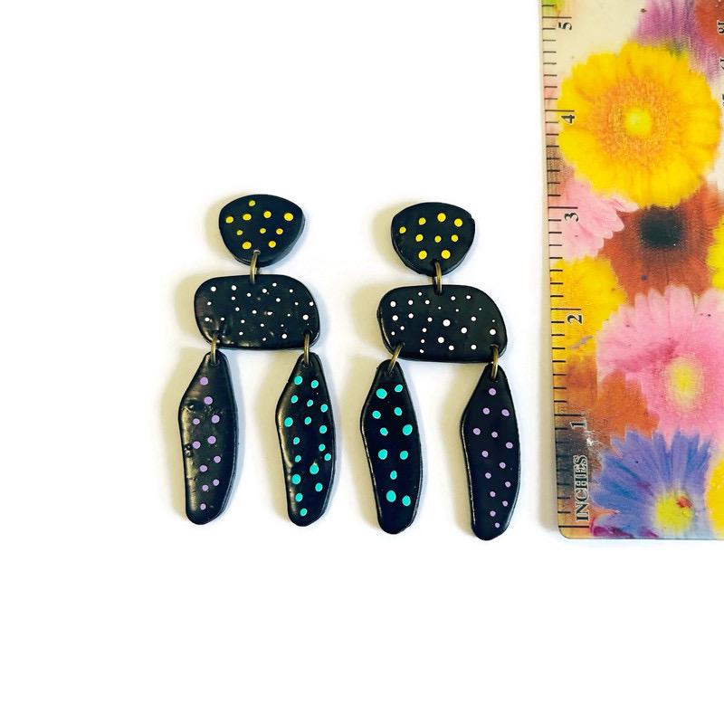 Longues boucles d'oreilles noires à pois colorés