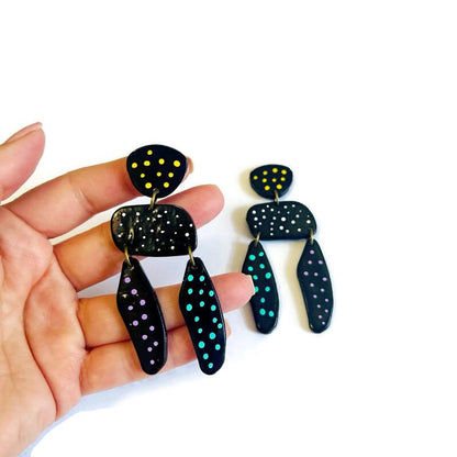 Longues boucles d'oreilles noires à pois colorés