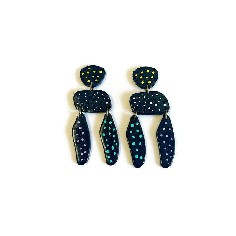 Longues boucles d'oreilles noires à pois colorés