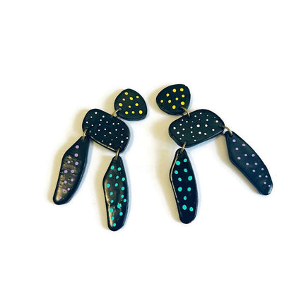 Longues boucles d'oreilles noires à pois colorés
