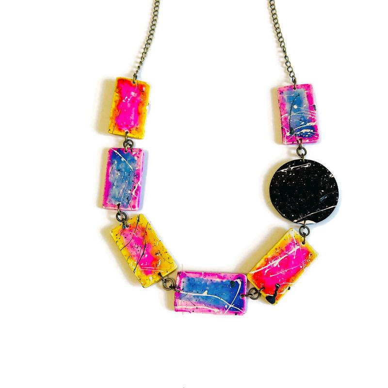 Collier plastron perlé multicolore vif