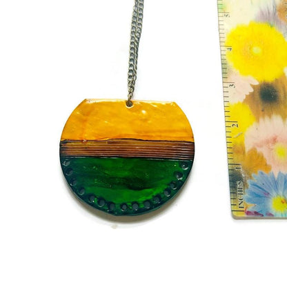 Grand collier pendentif | Tons terreux vert forêt, jaune moutarde et marron