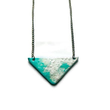 Collier Triangle moderne en Bleu Turquoise Glacé et Argent Givré