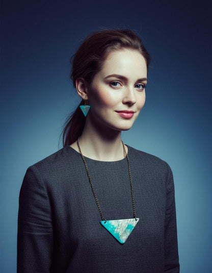Collier Triangle moderne en Bleu Turquoise Glacé et Argent Givré